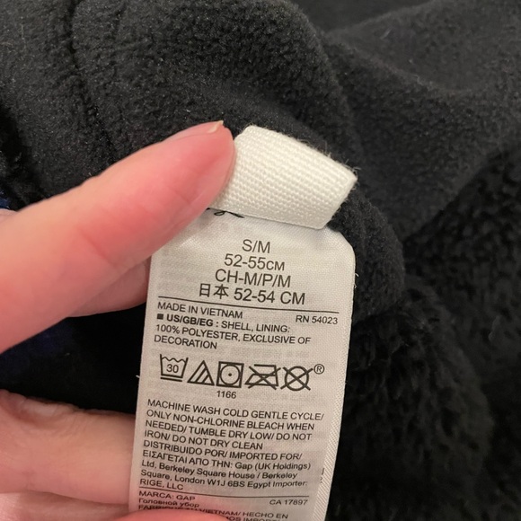 GAP boy hat and mittens. Great condition - Picture 2 of 3